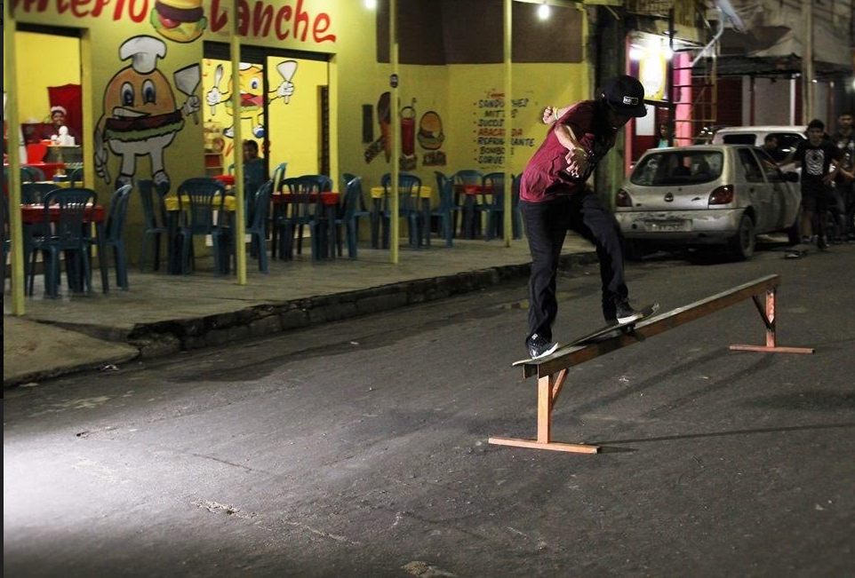 Jovem skatista agora se aventura no mundo da música