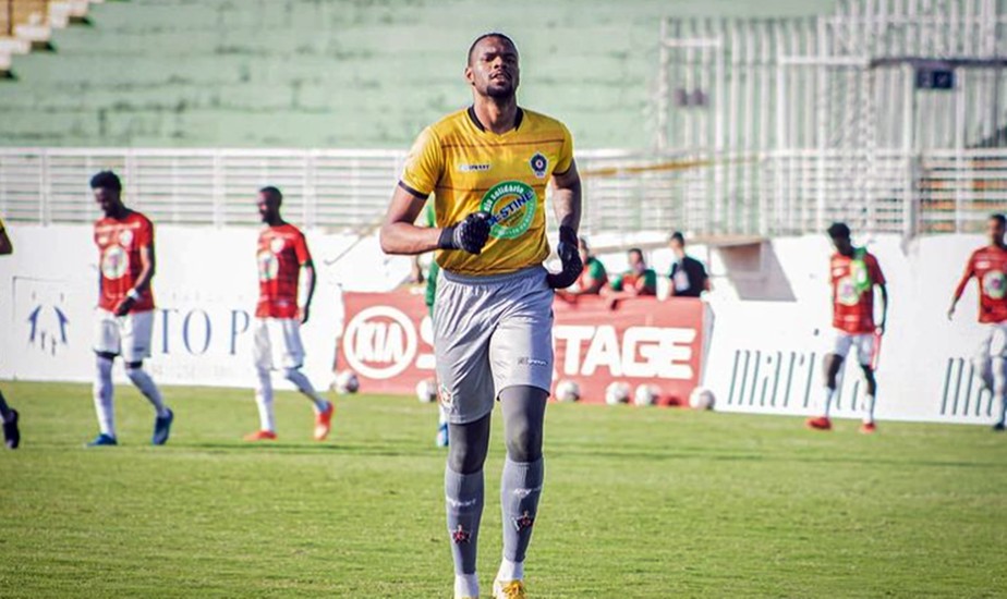 Clubes paulistas brigam pela contratação de goleiro do Internacional