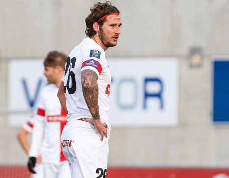 Jogador tira foto de colega peladão, é demitido e ainda sofre processo na Justiça