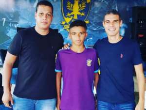 Promessa do Retrô-PE assina contrato com empresa de lateral campeão mundial