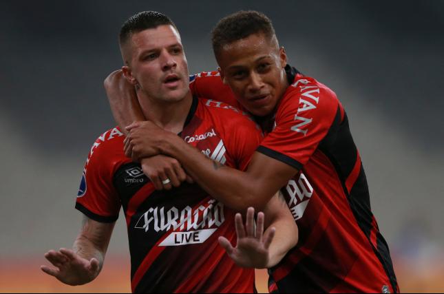 Renato Kayser comemora gol do Furacão nesta quarta-feira