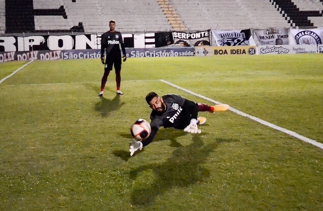 Goleiro da Ponte lamenta ataques ao ônibus, mas diz que é assunto superado