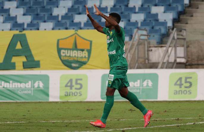 Atacante ex-Corinthians faz gol, dá assistência e classifica Cuiabá para a semifinal