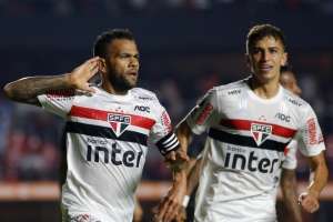 Atacante do São Paulo da presente inusitado a Daniel Alves por assistência