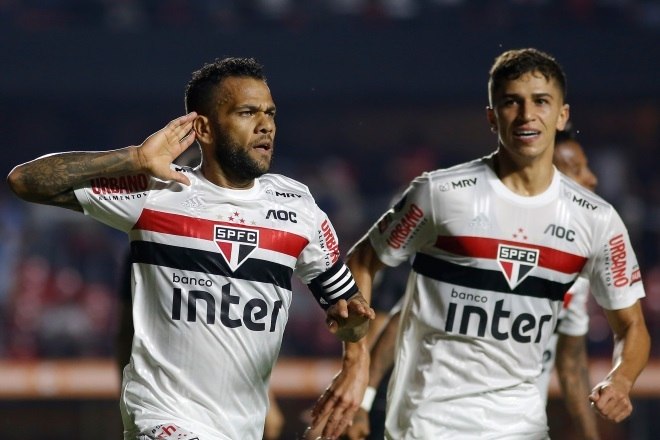 Atacante do São Paulo da presente inusitado a Daniel Alves por assistência