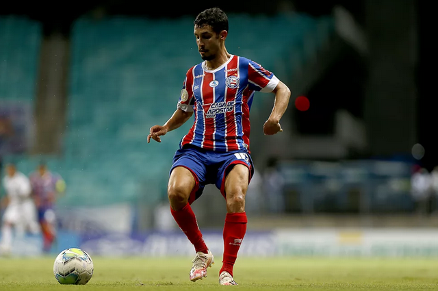 Meio-campista ex Botafogo-SP e Oeste entra na Justiça contra o Fluminense