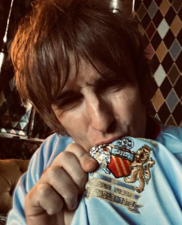 Torcedor do Manchester City, ex-Oasis detona Neymar: “Cai-cai sujo”