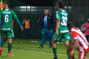 Catarinense: Com dores nas costas, técnico passará por cirurgia e desfalca Chapecoense