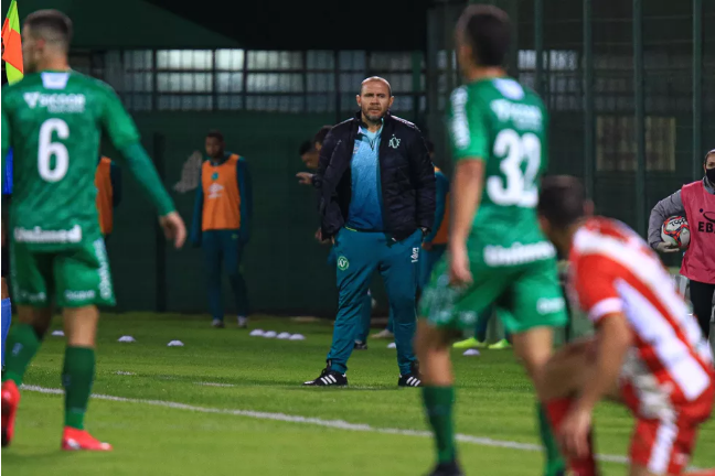 Catarinense: Com dores nas costas, técnico passará por cirurgia e desfalca Chapecoense