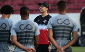 Ídolo do Internacional é apresentado no Santa Cruz: 