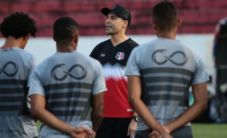 Ídolo do Internacional é apresentado no Santa Cruz: “Me sinto honrado”
