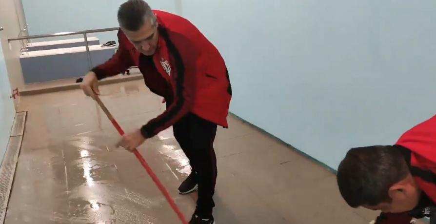 Tetracampeão mundial ajuda a limpar o vestiário após vitória de clube do Brasileirão