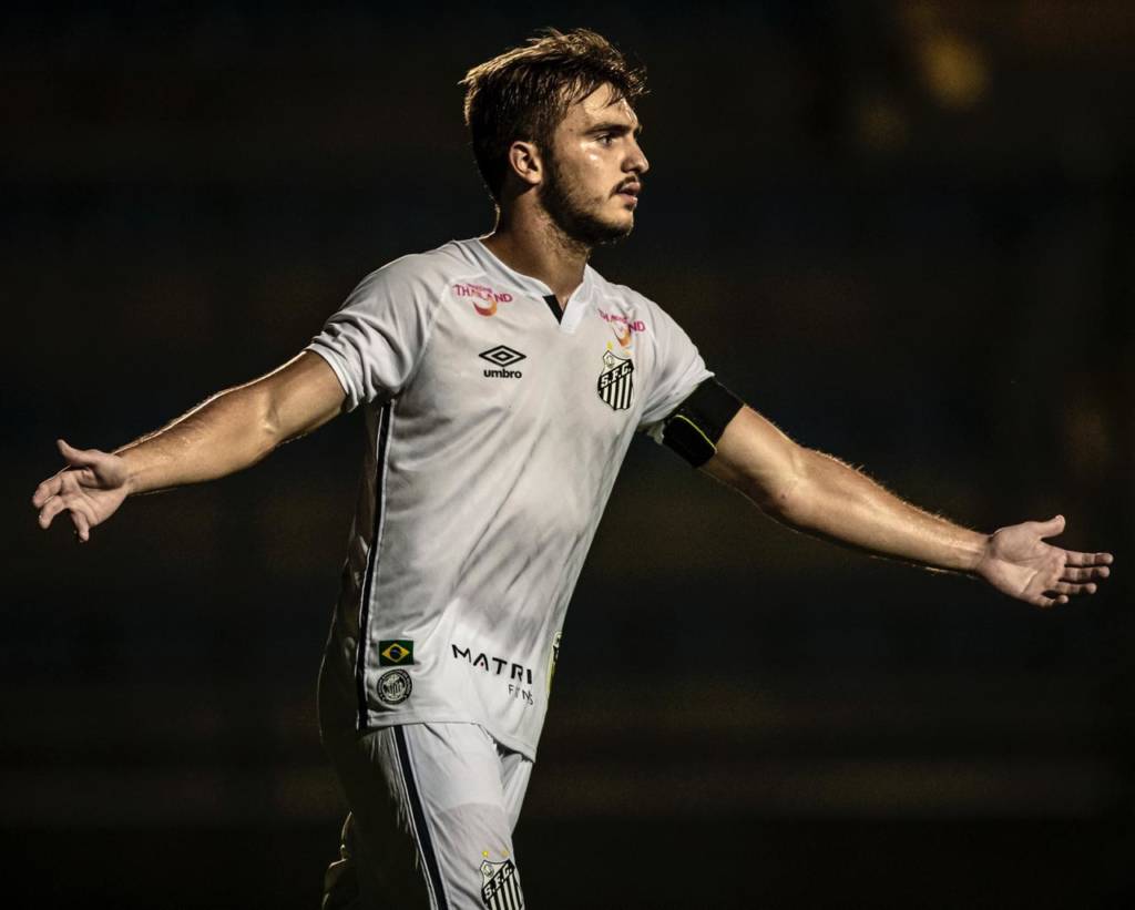 Sem contrato renovado, zagueiro diz ‘adeus’ ao Santos