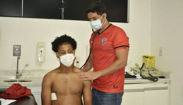 Zagueiro do Vitória que foi baleado na porta do CT já se recupera bem