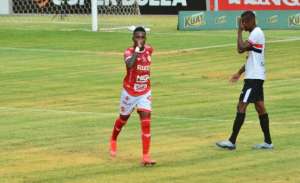 GOIANO: Atacante ex-São Paulo brilha e Vila Nova garante vaga nas semifinais