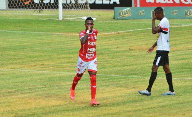 GOIANO: Atacante ex-São Paulo brilha e Vila Nova garante vaga nas semifinais