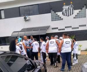 Torcedores organizados do Santos vão ao CT cobrar reação do time