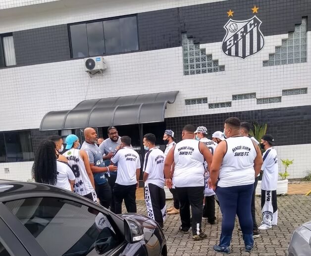 Torcedores organizados do Santos vão ao CT cobrar reação do time
