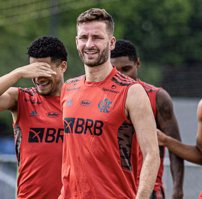 Após faltar a treino e ser visto em festa, zagueiro é multado pelo Flamengo