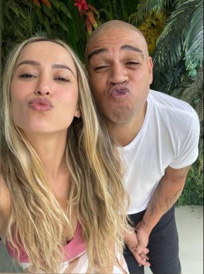 Imperador faz biquinho com a atual namorada