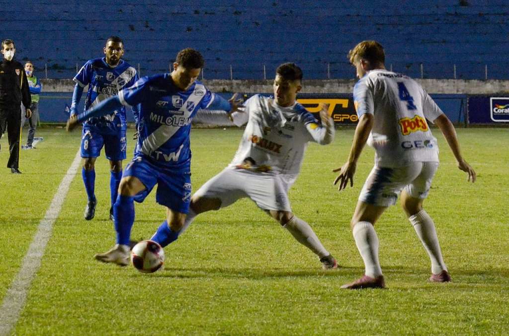 Monte Azul venceu o Taubaté em pleno Estádio Joaquinzão (Foto: Bruno Castilho/EC Taubaté)