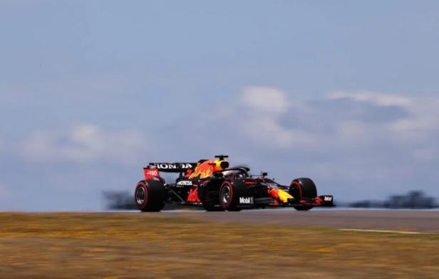 F1: Verstappen reage, supera dupla da Mercedes e lidera 3º treino livre em Portugal