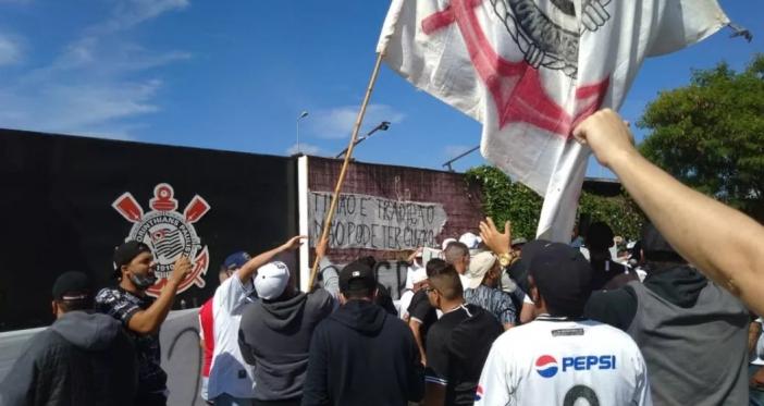 Em protesto no CT, torcedores do Corinthians cobram jogadores e comissão técnica