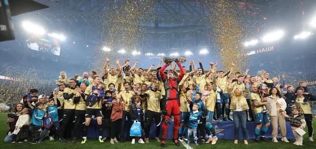 RUSSO: Ex-Corinthians marca golaço e Zenit fatura tricampeonato