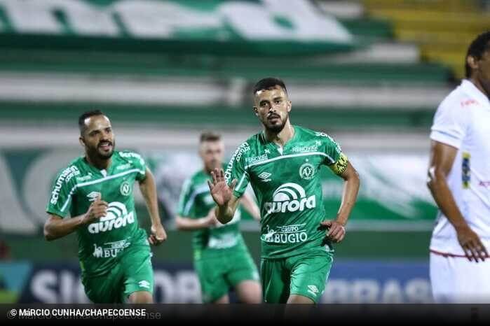 Alvo de time do Brasileirão, volante garante foco na Chapecoense