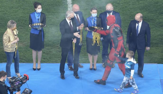 Capitão rouba a cena e recebe medalha de campeão vestido de Deadpool e ao lado do filho