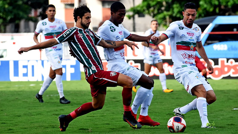 Após empate, jogadores do Fluminense reclamam do gramado do Luso-Brasileiro