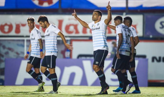 Diego Souza marcou os dois gols do Grêmio em Caxias