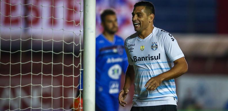 Grêmio fica perto da final após gols de Diego Souza