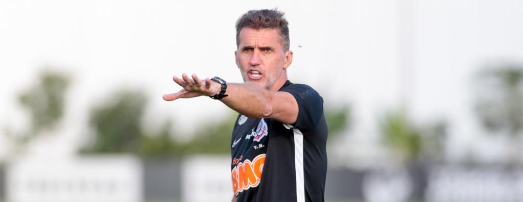 Mancini gosta de Corinthians com 3 zagueiros e aponta saída de veteranos do time