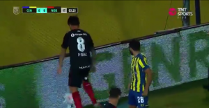 Jogador quebra drone que paralisou partida pelo Campeonato Argentino