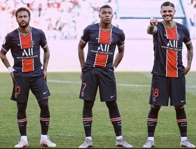 Atacante do Paris Saint-Germain chega mancando na Inglaterra e é dúvida contra o City