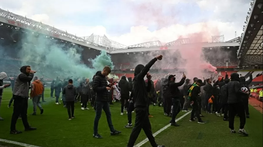 Após invasão de torcedores, gigante inglês pode perder pontos