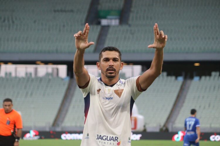 Ainda sem treinador, Fortaleza encaminha renovação com lateral