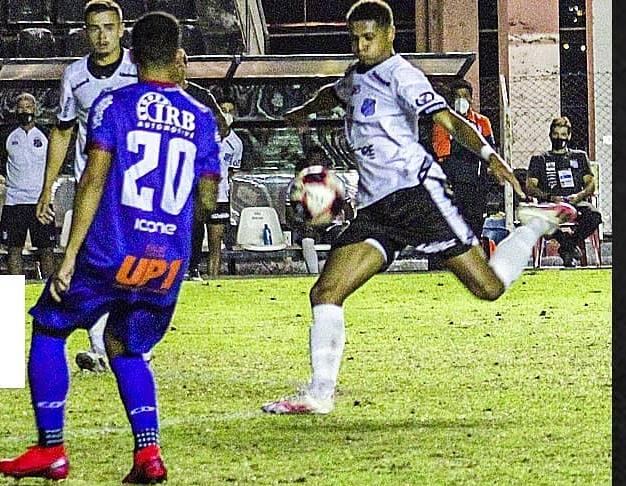 Rafael Santos bateu de primeira aos 49 minutos