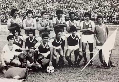 Gomes, último jogador em pé, no Noroeste de 1983