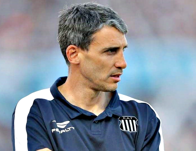 Ex-técnico do Unión La Calera está na mira de gigante nordestino