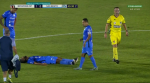 Após choque de cabeça, atacante do São Bento é encaminhado ao hospital