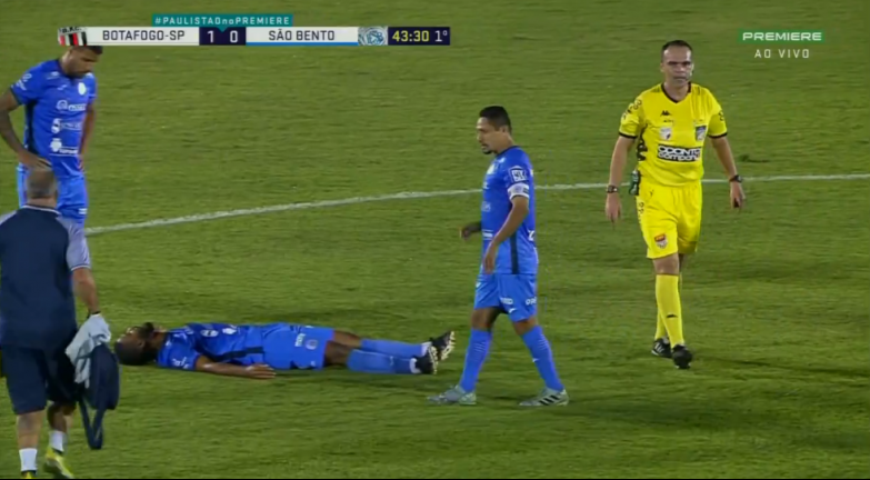 Após choque de cabeça, atacante do São Bento é encaminhado ao hospital