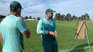 Técnico retorna ao trabalho depois de cirurgia e atacante encaminha saída da Chape