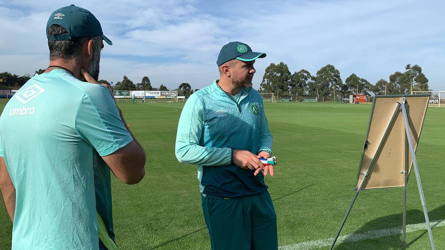 Técnico retorna ao trabalho depois de cirurgia e atacante encaminha saída da Chape