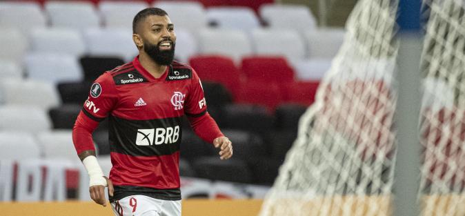 Gabigol marcou dois gols e chegou aos 16 de Zico