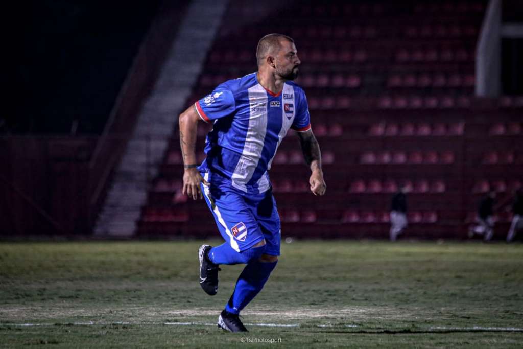 Dirigente que jogou com Iniesta entra em campo e garante vitória do Nacional (Foto: Thiago Sousa / Nacional AC)