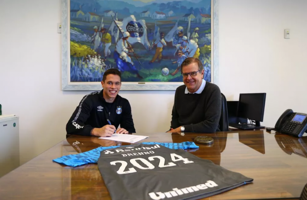 Brenno firmou contrato com o clube até o final de 2024 - Foto: Lucas Uebel / Grêmio
