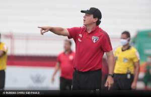 Santos abre negociação com ex-treinador do São Paulo