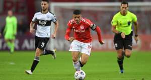 Taison volta ao Beira-Rio após 4.278 dias e comemora a goleada: 